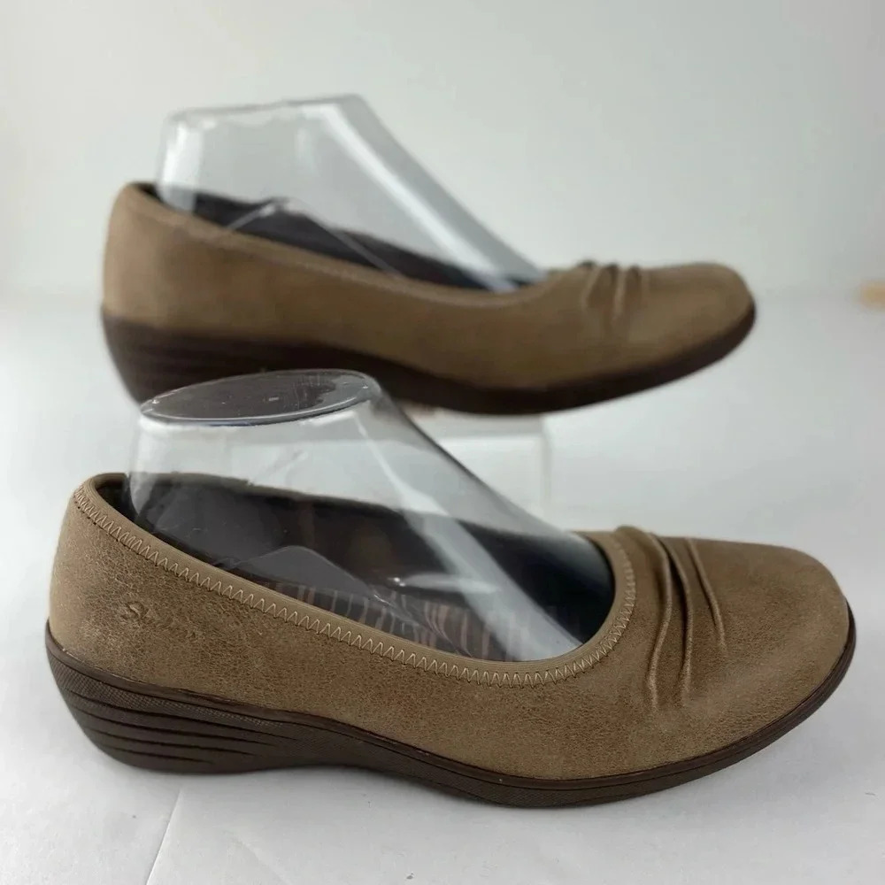 Comfort Suede Wedge Pumps in Taupe